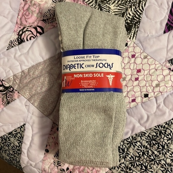 New WT MENS 13-15 ( shoe 9-15) DIABETIC CREW SOCKS . Non skid sole 5 pairs gray - Picture 2 of 4